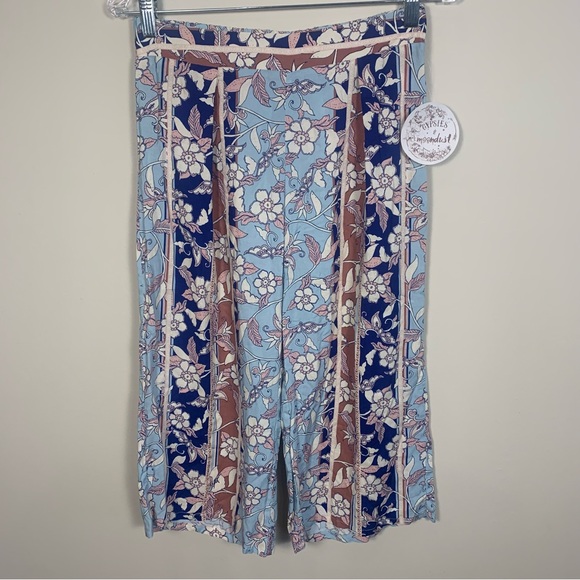 Gypsies & Moondust Cropped Floral Pull On Rayon Pants - Picture 4 of 15